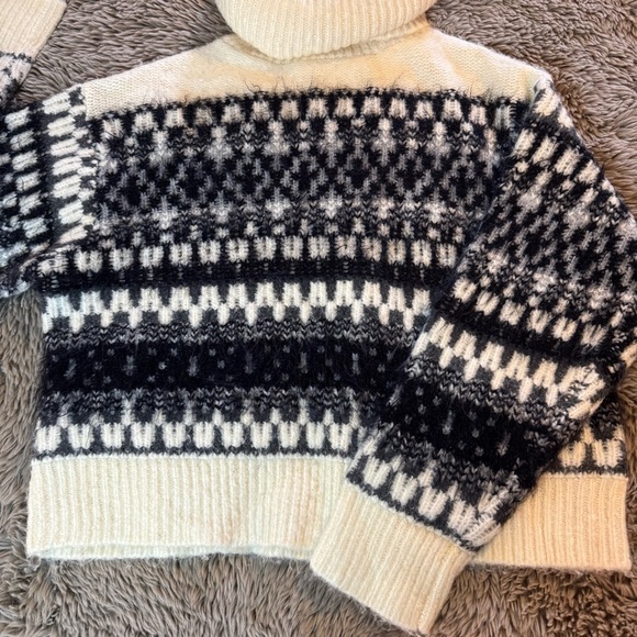 Universal Thread Fuzzy Eyelash Turtleneck Pullover Sweater Medium - Picture 4 of 8